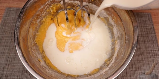 Фото приготовления рецепта: Блинчики с грибами, запечённые со сливочным соусом и сыром - шаг №7