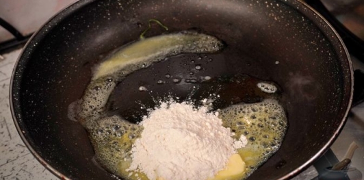 Фото приготовления рецепта: Блинчики с грибами, запечённые со сливочным соусом и сыром - шаг №32