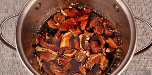 Фото приготовления рецепта: Блинчики с грибами, запечённые со сливочным соусом и сыром - шаг №2