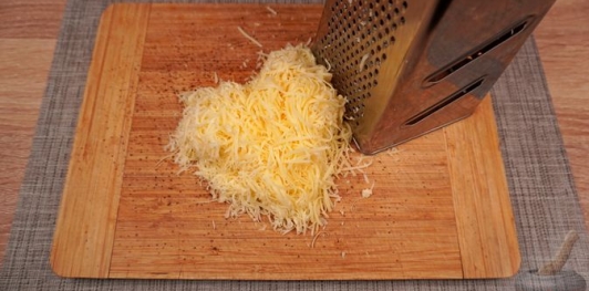 Фото приготовления рецепта: Блинчики с грибами, запечённые со сливочным соусом и сыром - шаг №31