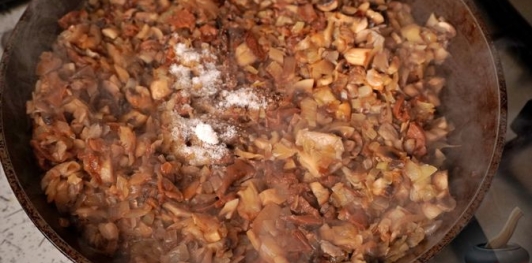 Фото приготовления рецепта: Блинчики с грибами, запечённые со сливочным соусом и сыром - шаг №18