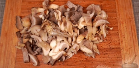 Фото приготовления рецепта: Блинчики с грибами, запечённые со сливочным соусом и сыром - шаг №10