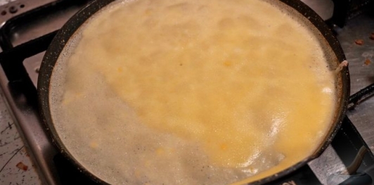 Фото приготовления рецепта: Блинчики с грибами, запечённые со сливочным соусом и сыром - шаг №24