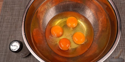 Фото приготовления рецепта: Блинчики с грибами, запечённые со сливочным соусом и сыром - шаг №3