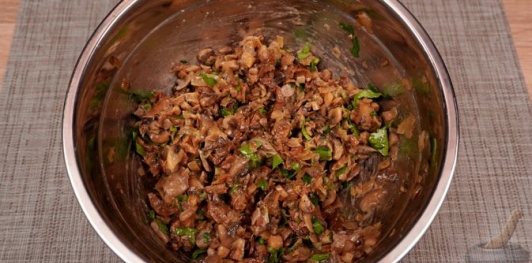 Фото приготовления рецепта: Блинчики с грибами, запечённые со сливочным соусом и сыром - шаг №22