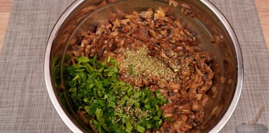 Фото приготовления рецепта: Блинчики с грибами, запечённые со сливочным соусом и сыром - шаг №21