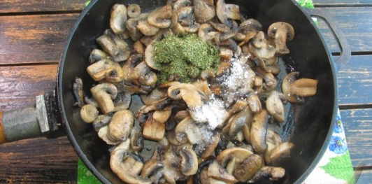 Фото приготовления рецепта: Блинчики с картошкой и грибами - шаг №22