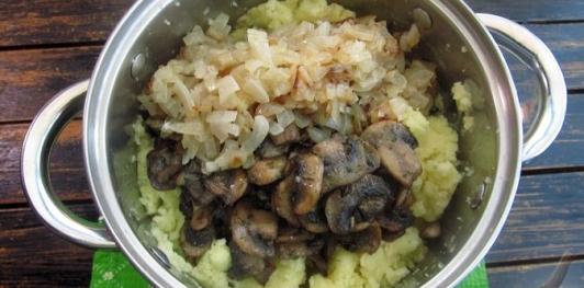 Фото приготовления рецепта: Блинчики с картошкой и грибами - шаг №24