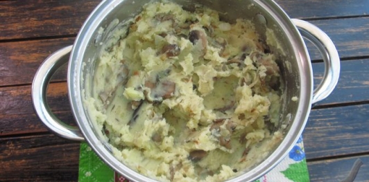 Фото приготовления рецепта: Блинчики с картошкой и грибами - шаг №25