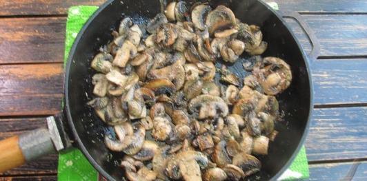 Фото приготовления рецепта: Блинчики с картошкой и грибами - шаг №23