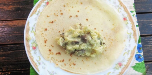 Фото приготовления рецепта: Блинчики с картошкой и грибами - шаг №26