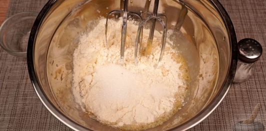 Фото приготовления рецепта: Блинчики с маком и кремом - шаг №4