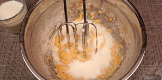 Фото приготовления рецепта: Блинчики с маком и кремом - шаг №6