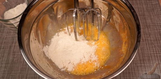 Фото приготовления рецепта: Блинчики с маком и кремом - шаг №3