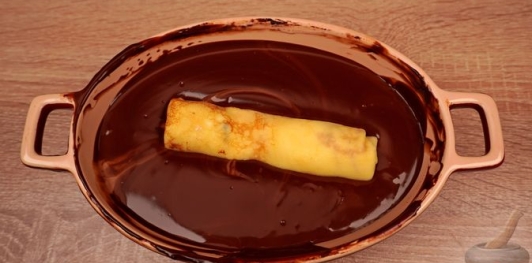 Фото приготовления рецепта: Блинчики с творожной начинкой, в шоколаде - шаг №20