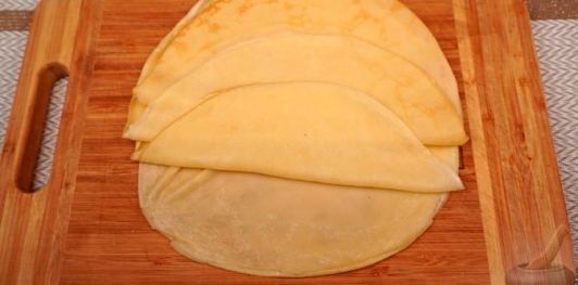 Фото приготовления рецепта: Блинчики сентдёрдьские (блинный торт по-венгерски) - шаг №10