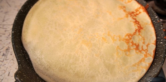 Фото приготовления рецепта: Блинчики сентдёрдьские (блинный торт по-венгерски) - шаг №9