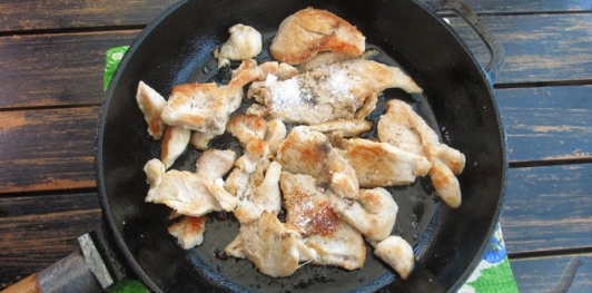 Фото приготовления рецепта: Блинный торт с курицей и грибами - шаг №16