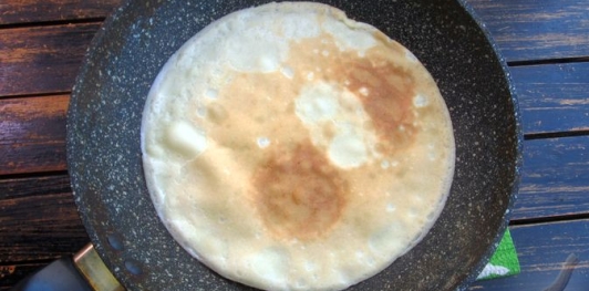 Фото приготовления рецепта: Блинный торт с курицей и грибами - шаг №12