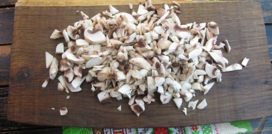 Фото приготовления рецепта: Блинный торт с курицей и грибами - шаг №14