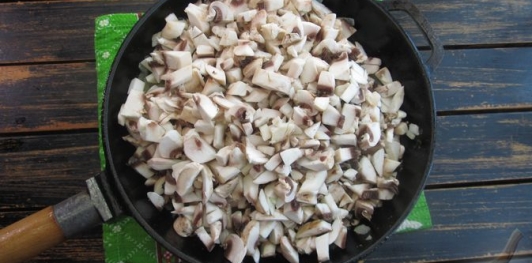 Фото приготовления рецепта: Блинный торт с курицей и грибами - шаг №19