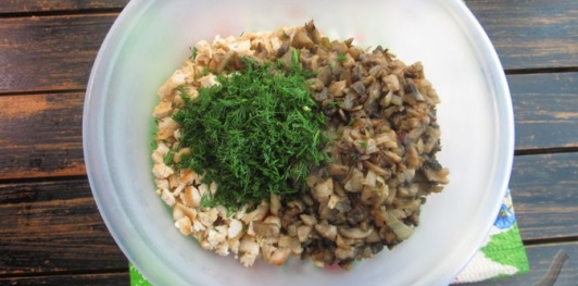 Фото приготовления рецепта: Блинный торт с курицей и грибами - шаг №25