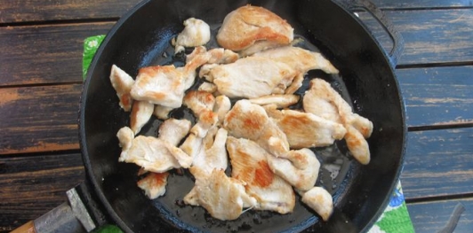 Фото приготовления рецепта: Блинный торт с курицей и грибами - шаг №15