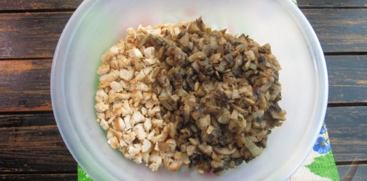 Фото приготовления рецепта: Блинный торт с курицей и грибами - шаг №24