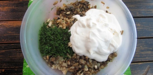 Фото приготовления рецепта: Блинный торт с курицей и грибами - шаг №26