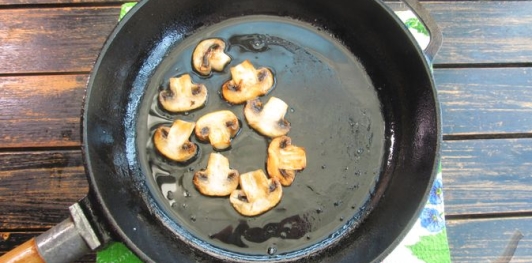 Фото приготовления рецепта: Блинный торт с курицей и грибами - шаг №22