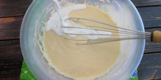 Фото приготовления рецепта: Блинный торт с курицей и грибами - шаг №9