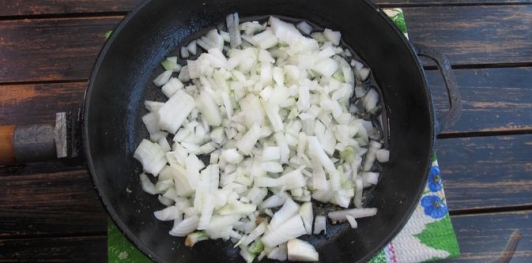 Фото приготовления рецепта: Блинный торт с курицей и грибами - шаг №17