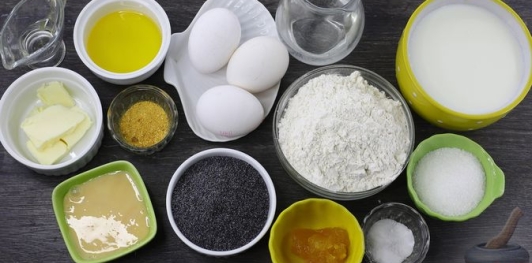 Фото приготовления рецепта: Блины с маковой начинкой - шаг №1