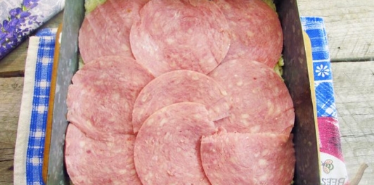 Фото приготовления рецепта: Бутербродный закусочный торт с сыром и ветчиной - шаг №18