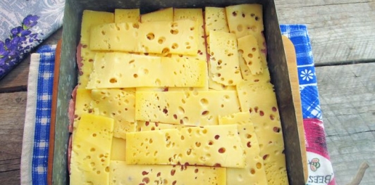 Фото приготовления рецепта: Бутербродный закусочный торт с сыром и ветчиной - шаг №19