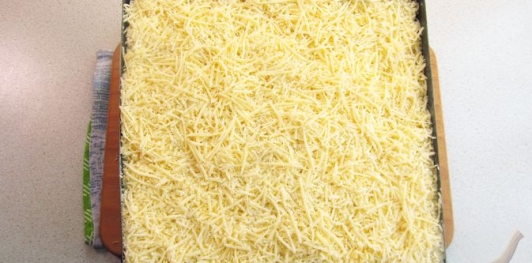 Фото приготовления рецепта: Бутербродный закусочный торт с сыром и ветчиной - шаг №24