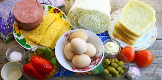 Фото приготовления рецепта: Бутербродный закусочный торт с сыром и ветчиной - шаг №1