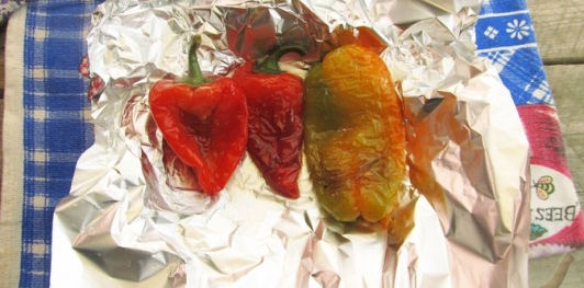 Фото приготовления рецепта: Бутербродный закусочный торт с сыром и ветчиной - шаг №3