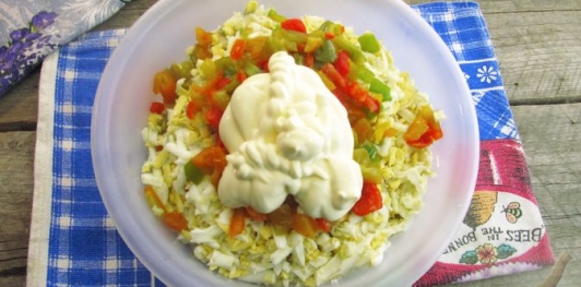 Фото приготовления рецепта: Бутербродный закусочный торт с сыром и ветчиной - шаг №12