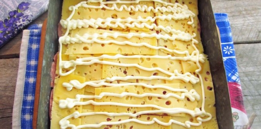 Фото приготовления рецепта: Бутербродный закусочный торт с сыром и ветчиной - шаг №20