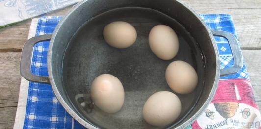 Фото приготовления рецепта: Бутербродный закусочный торт с сыром и ветчиной - шаг №6