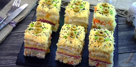 Фото приготовления рецепта: Бутербродный закусочный торт с сыром и ветчиной - шаг №27