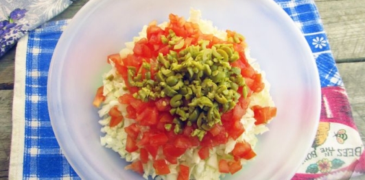 Фото приготовления рецепта: Бутербродный закусочный торт с сыром и ветчиной - шаг №9