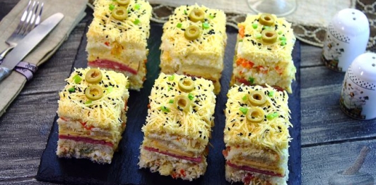 Фото приготовления рецепта: Бутербродный закусочный торт с сыром и ветчиной - шаг №26