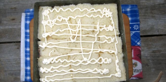 Фото приготовления рецепта: Бутербродный закусочный торт с сыром и ветчиной - шаг №21