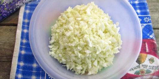 Фото приготовления рецепта: Бутербродный закусочный торт с сыром и ветчиной - шаг №7