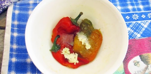 Фото приготовления рецепта: Бутербродный закусочный торт с сыром и ветчиной - шаг №4