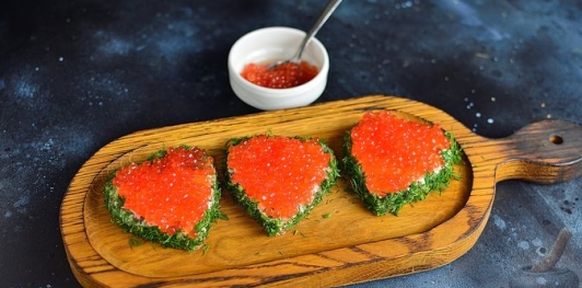 Фото приготовления рецепта: Бутерброды "Сердечки" с плавленым сыром и красной икрой - шаг №6