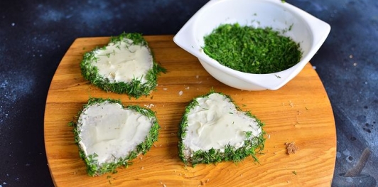 Фото приготовления рецепта: Бутерброды "Сердечки" с плавленым сыром и красной икрой - шаг №5