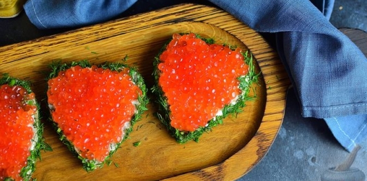 Фото приготовления рецепта: Бутерброды "Сердечки" с плавленым сыром и красной икрой - шаг №7